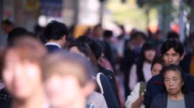Tokyo 'daki Japonlar. İş Bölgesi. İş Saati İnsanlar Kaldırımda Yürüyor. Japonya.