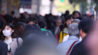 Tokyo 'daki Japonlar. İş Bölgesi. İş Saati İnsanlar Kaldırımda Yürüyor. Japonya.