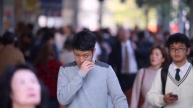 Tokyo 'daki Japonlar. İş Bölgesi. İş Saati İnsanlar Kaldırımda Yürüyor. Japonya.