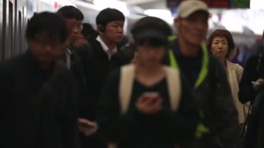 Tokyo Metro Tren İstasyonu Platformu. Kalabalık saatlerde metro treni. İnsanlar trenden ayrılıyor. Seyahat eden Asyalı yolcular.