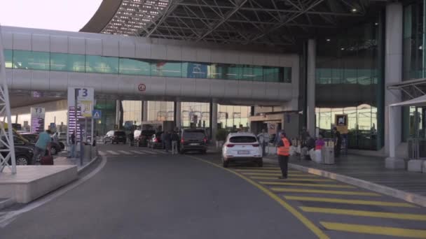 Международный Аэропорт Фьюмичино Италии Рим Внешний Вид Людьми Пассажирами Такси — стоковое видео
