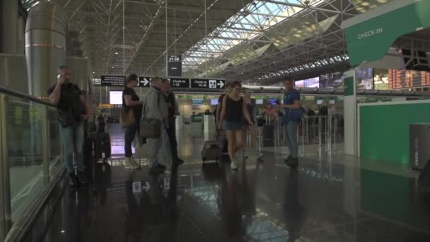 Международный Аэропорт Фьюмичино Италии Рим Интерьер Людьми Пассажирами — стоковое видео