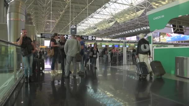 Kansainvälinen Fiumicinon Lentokenttä Italiassa Roomassa Sisätilat Ihmisten Matkustajien Kanssa — kuvapankkivideo