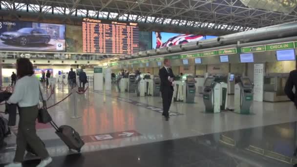 イタリアのフィウミチーノ国際空港 ローマ 人と乗客のインテリア — ストック動画
