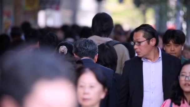 Japoneses Tokio Distrito Negocios Hora Punta Gente Camina Por Acera — Vídeo de stock
