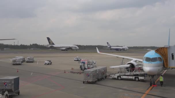 Самолет Авиакомпании Korean Airlines Airbus A220 Прибыл Международный Аэропорт Нарита — стоковое видео