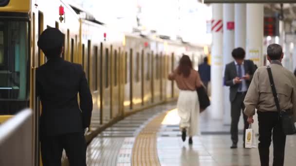 東京の地下鉄駅ホーム ラッシュ時の地下鉄駅 西武拝島線の列車と標識を示す導体 アジアの通勤者 — ストック動画