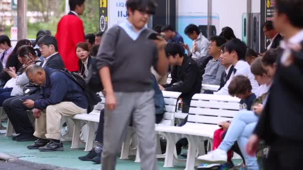 People Sitting Playing Mobile Games Tokyo Public Area Shinjuku District — Αρχείο Βίντεο