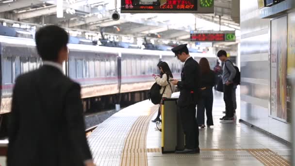 東京の地下鉄駅ホームのホームを歩いている人たち ラッシュ時の地下鉄列車 人々は待っている アジアの通勤者 — ストック動画