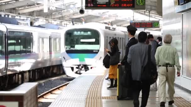 Ihmiset Kävelevät Laiturilla Tokion Metroasemalaiturilla Maanalainen Metrojuna Ruuhka Aikana Juna — kuvapankkivideo