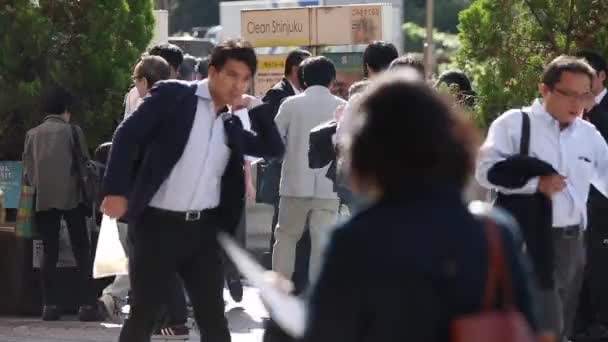 Зона Общественного Курения Токио Япония Люди Курят Рядом Вокзалом Синдзюку — стоковое видео