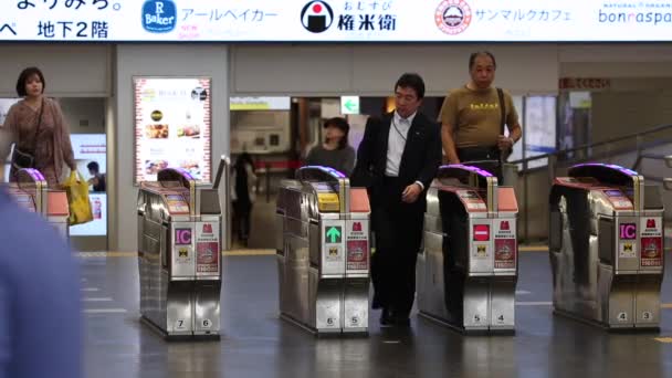 Ticket Gate Tokyo Metro Pasmo Card Suica Card People Taping — Stockvideo