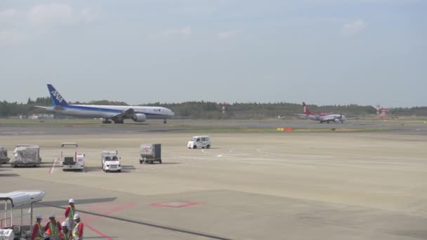 Tokyo International Narita Airport Ground Service Working Background Airplanes Taxing — 图库视频影像