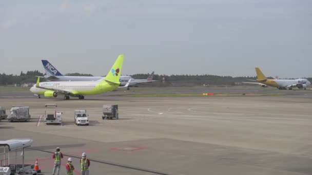Токийский Международный Аэропорт Нарита Ground Service Работают Фоновом Режиме Самолеты — стоковое видео