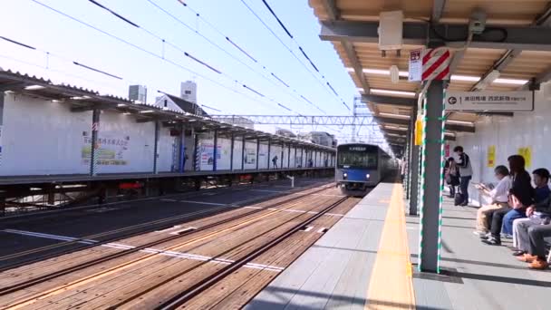 Tokyo Metro Train Approaching People Waiting Ready Travel Seibu Line — Αρχείο Βίντεο