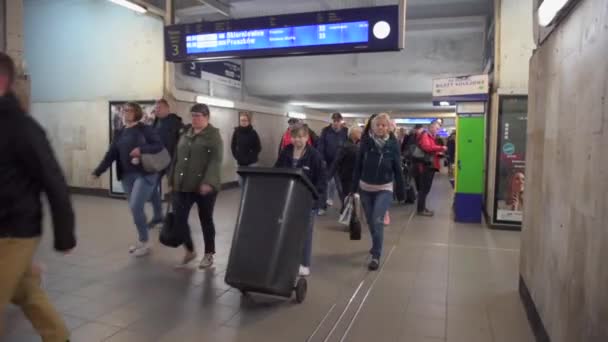 Warsaw Central Train Station Underground Passage People Morning Rush Hour — 비디오