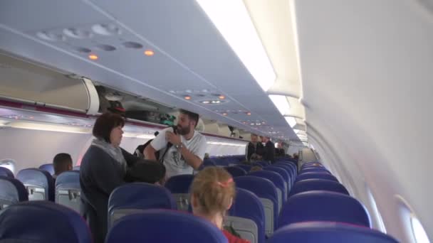 Wizzair Airplane Interior Passangers Boarding Procedure Waiting Till Can Take — Vídeo de Stock