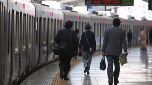 東京の地下鉄駅ホーム ラッシュ時の地下鉄列車は出発準備ができています 人々は電車に走っている 指揮者確認時間 アジアの通勤者 — ストック動画