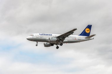 D-AILE Lufthansa Airlines Airbus a319 Landing in London Heathrow International Airport. England.