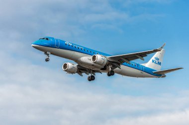 PH-EZI KLM Cityhopper Embraer ERJ-190 Landing in London Heathrow International Airport. England.