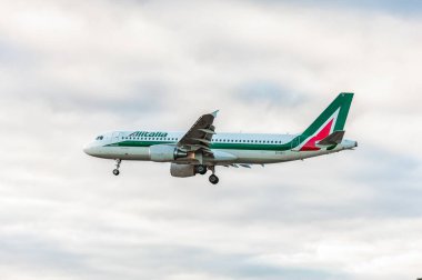 EI-DTI Alitalia Airbus a320 Landing in London Heathrow International Airport. England.