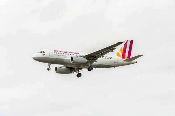 Agwm Germanwings Airlines Airbus A319 Landing London Heathrow International Airport — Stock Photo, Image