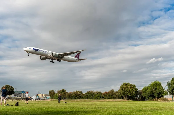 Bab Qatar Airways Oneworld Livery Boeing 777 Landing London Heathrow — Stock Photo, Image