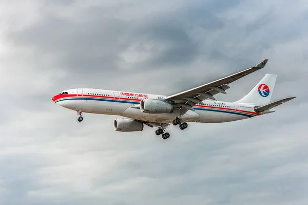5943 China Eastern Airlines Airbus A330 Landing London Heathrow International — Stock Photo, Image
