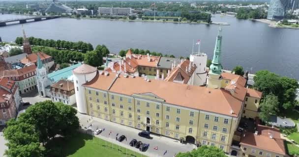 Riga Castle Lettországban Vansu Híd Dauguva Folyó Háttérben — Stock videók