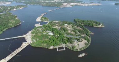 Helsinki, Finlandiya 'daki Tervasaari Adası. Şehir merkezinin yanındaki popüler bir dinlenme alanı. Bir çocuğun oyun alanını bulabilirsiniz. Köpekler için yüzme plajı olan bir köpek parkı..