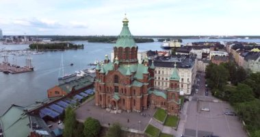 Helsinki, Finlandiya 'daki Uspenski Katedrali. Drone bakış açısı. Finlandiya 'nın Helsinki şehrinde bir Doğu Ortodoks katedrali ve Finlandiya Ortodoks Kilisesi' nin ana katedralidir..