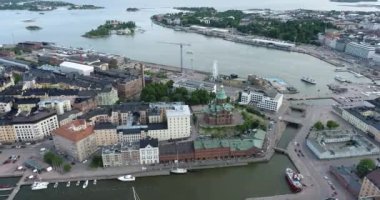 Helsinki, Finlandiya 'da tekne ve yat parkı. Drone Bakış Açısı.