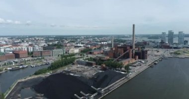 Hanasaari Enerji Santrali, Finlandiya 'nın başkenti Helsinki' de bulunan kömürle çalışan bir enerji santralidir. Bacasının yüksekliği 150 metre.