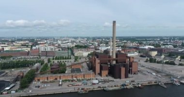 Hanasaari Enerji Santrali, Finlandiya 'nın başkenti Helsinki' de bulunan kömürle çalışan bir enerji santralidir. Bacasının yüksekliği 150 metre.