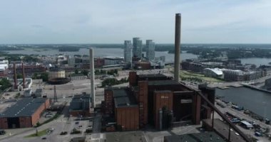 Hanasaari Enerji Santrali, Finlandiya 'nın başkenti Helsinki' de bulunan kömürle çalışan bir enerji santralidir. Bacasının yüksekliği 150 metre.