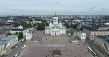 Helsinki Katedral Meydanı. Helsinki 'nin en ünlü turistik yerlerinden biri. Drone bakış açısı. Finlandiya.