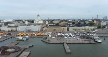 Helsinki Şehir Merkezi Şehri, Finlandiya. Katedral Meydanı, Pazar Meydanı, Sky Wheel, Port, Arkaplan Limanı. Drone Bakış Açısı