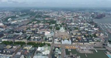 Helsinki Şehir Merkezi Şehri, Finlandiya. Katedral Meydanı, Pazar Meydanı, Sky Wheel, Port, Arkaplan Limanı. Drone Bakış Açısı