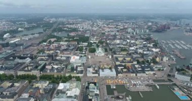 Helsinki Şehir Merkezi Şehri, Finlandiya. Katedral Meydanı, Pazar Meydanı, Sky Wheel, Port, Arkaplan Limanı. Drone Bakış Açısı