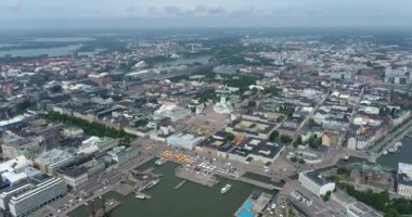 Helsinki Şehir Merkezi Şehri, Finlandiya. Katedral Meydanı, Pazar Meydanı, Sky Wheel, Port, Arkaplan Limanı. Drone Bakış Açısı