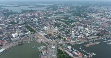 Helsinki Şehir Merkezi Şehri, Finlandiya. Katedral Meydanı, Pazar Meydanı, Sky Wheel, Port, Arkaplan Limanı. Drone Bakış Açısı