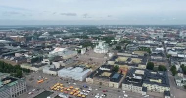 Helsinki Şehir Merkezi Şehri, Finlandiya. Katedral Meydanı, Pazar Meydanı, Sky Wheel, Port, Arkaplan Limanı. Drone Bakış Açısı