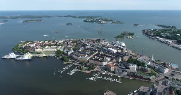 フィンランドのヘルシンキのカタヤノフカ地域 背後にハーバーと海と美しい街の風景 ビューのドローンポイント — ストック動画