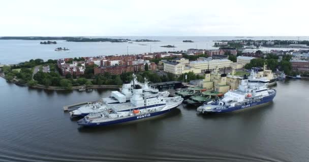 フィンランド ヘルシンキの砕氷船 Quayside ドローンの視点 — ストック動画