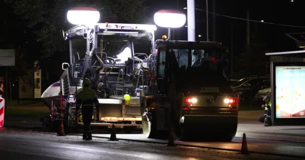 Road Repair Night Asphalt Paver Applying Asphalt Street Construction New — стоковое видео
