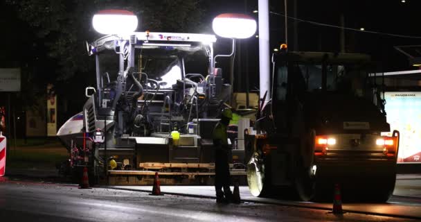 Road Repair Night Asphalt Paver Applying Asphalt Street Construction New — Vídeo de Stock