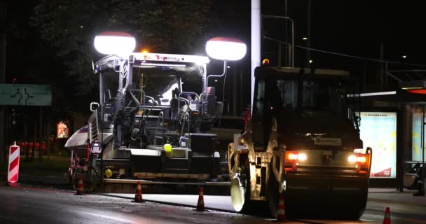 Road Repair Night Asphalt Paver Applying Asphalt Street Construction New — Vídeo de stock
