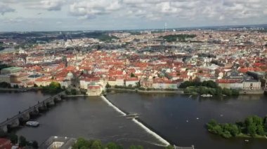 Çek Cumhuriyeti 'nin Prag Eski Kasabası. Arka planda ünlü turistik yerleri var. Charles Köprüsü İkonik 14. yüzyıl Manzaralı Yapısı, Vltava Nehri ve Prag Şehir Manzaralı. Şehri ziyaret etmeliyim. İHA