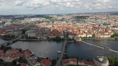 Çek Cumhuriyeti 'nin Prag Eski Kasabası. Arka planda ünlü turistik yerleri var. Charles Köprüsü İkonik 14. yüzyıl Manzaralı Yapısı, Vltava Nehri ve Prag Şehir Manzaralı. Şehri ziyaret etmeliyim. İHA