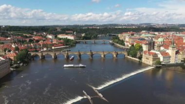 Çek Cumhuriyeti 'nin Prag Eski Kasabası. Arka planda ünlü turistik yerleri var. Charles Köprüsü İkonik 14. yüzyıl Manzaralı Yapısı, Vltava Nehri ve Prag Şehir Manzaralı. Şehri ziyaret etmeliyim. İHA